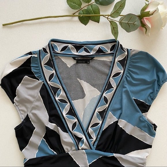 BCBGMaxazria Grey Blue Art Deco V-neck Fitted Blouse Size Small Stretch - Picture 6 of 10